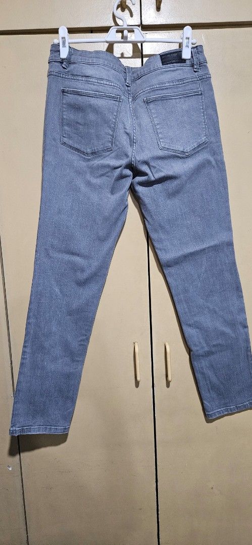Lucien Promod Grey Denim Jeans (Category: Jeans) located in Quezon City. Submitted by technicolorvision (Listing ID 1449069126, Image 3). Description: - Brand: Lucien Promod - Color: Grey Denim - Fit: Straight - Features: Leather patch at the back - Size: 38 EU - Ideal for: Everyday wear.