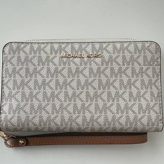 Luxury Wallets from Michael Kors (Category: Luxury Bags & Wallets) located in Roxas, Mindoro Oriental. Submitted by brightlion_3b7a89 (Listing ID 1448983290, Image 1). Description: .