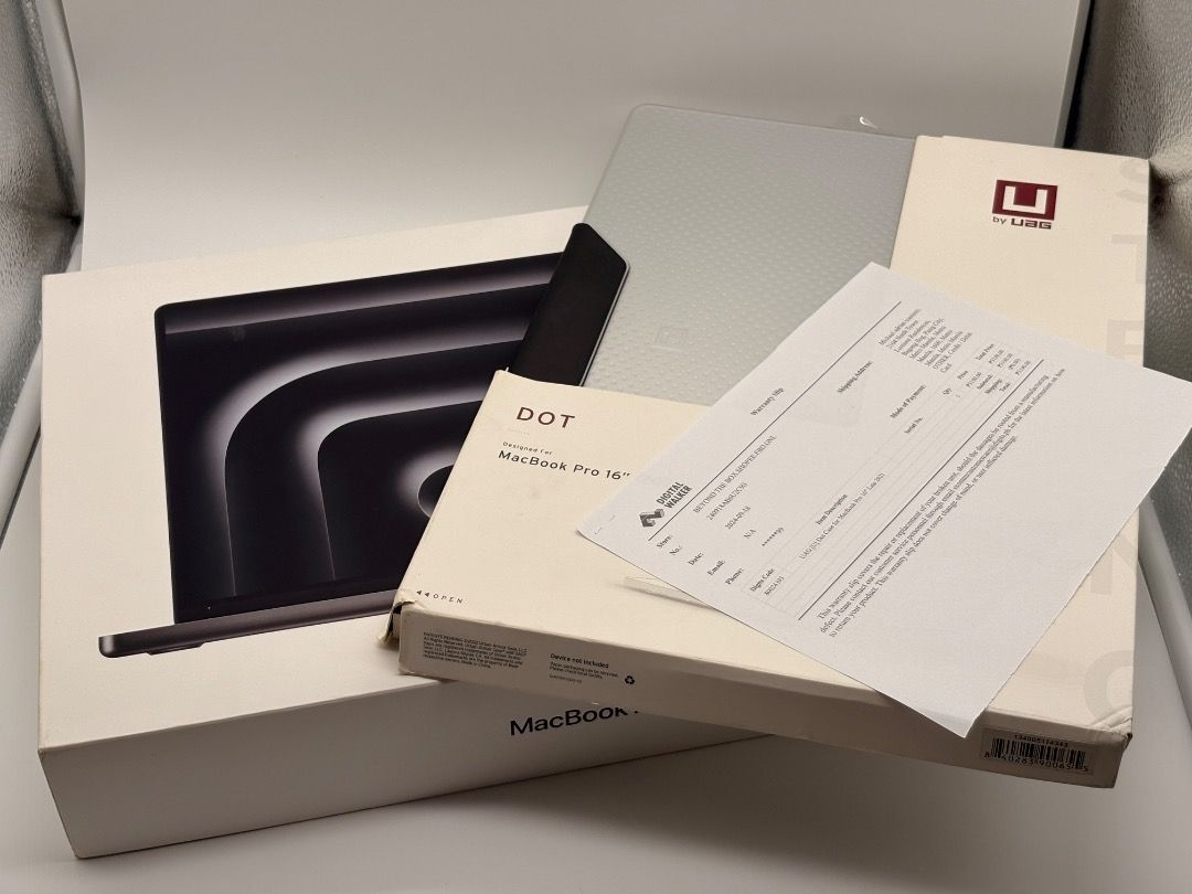 Macbook Pro M3 Pro 16 inch 512gb Spacegray with UAG Dot Case for Free