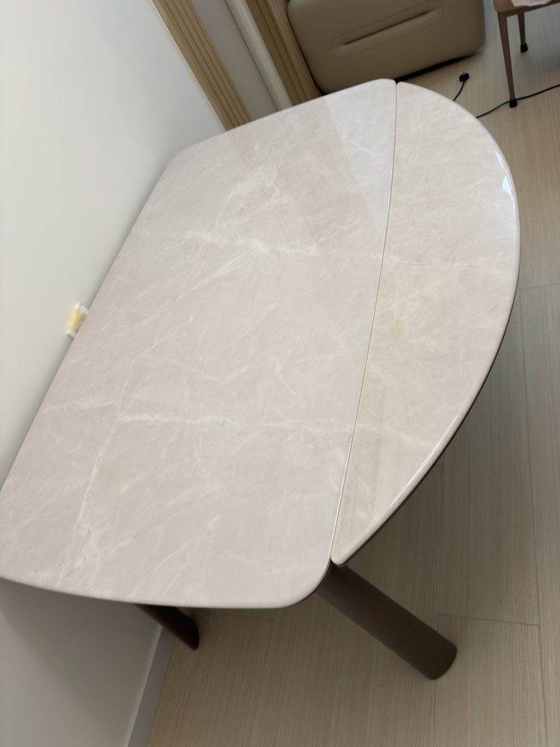 Marble Effect Extendable Dining Table （分類：桌子）位於 Hong Kong。 由 andrew_610 提交（商品編號 1449080868，圖片 2）。簡介： 大理石枱 ，金屬腳。 兩邊未伸展: 140x80cm 兩邊伸展: 140x130 cm 枱面有瑕疵，有一個窿，已搵填充劑填補。請見圖3&4。 須自行重組，及搬運。 。