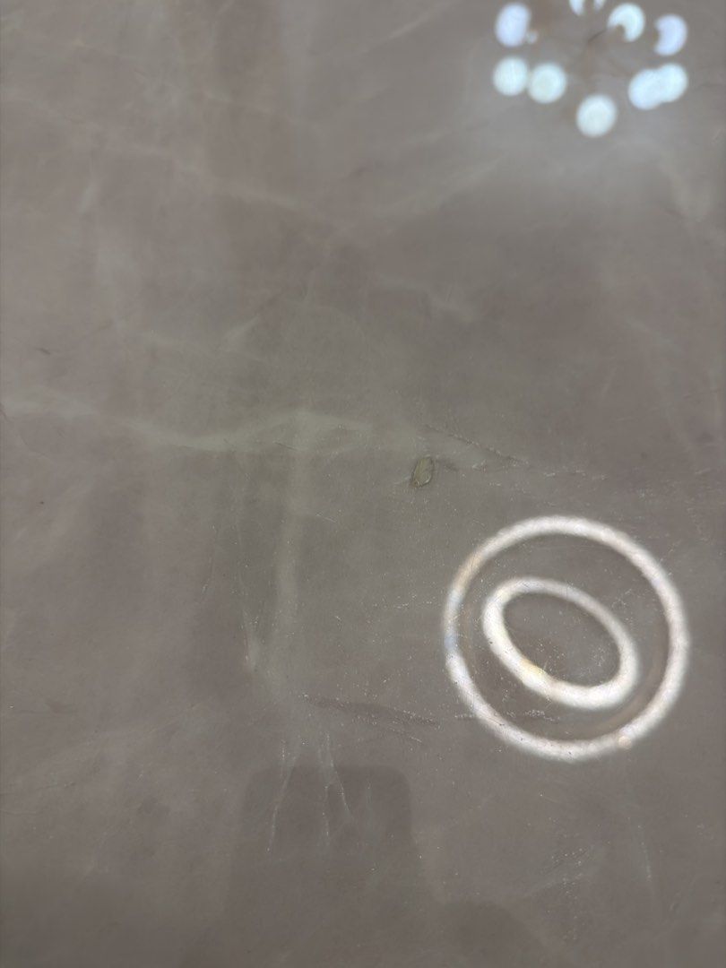 Marble Effect Extendable Dining Table （分類：桌子）位於 Hong Kong。 由 andrew_610 提交（商品編號 1449080868，圖片 3）。簡介： 大理石枱 ，金屬腳。 兩邊未伸展: 140x80cm 兩邊伸展: 140x130 cm 枱面有瑕疵，有一個窿，已搵填充劑填補。請見圖3&4。 須自行重組，及搬運。 。