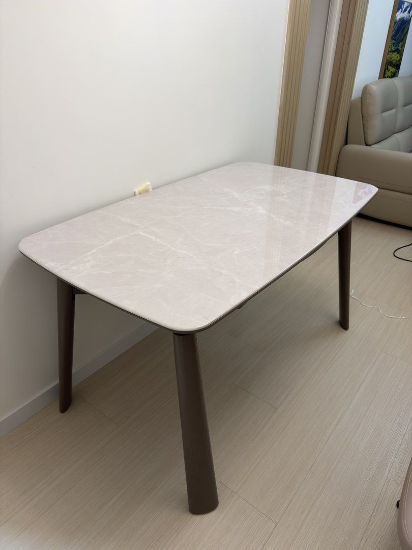 Marble Effect Extendable Dining Table （分類：桌子）位於 Hong Kong。 由 andrew_610 提交（商品編號 1449080868，圖片 1）。簡介： 大理石枱 ，金屬腳。 兩邊未伸展: 140x80cm 兩邊伸展: 140x130 cm 枱面有瑕疵，有一個窿，已搵填充劑填補。請見圖3&4。 須自行重組，及搬運。 。