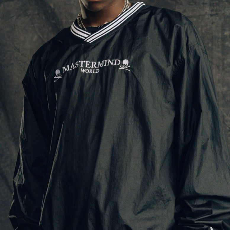 Mastermind World Longsleeves Authentic (Category: Longsleeves) located in Singapore. Submitted by zxxxxxxx77 (Listing ID 1448931663, Image 2). Description: - Brand: Mastermind World - Retail at sgd400+ - Color: Black - Style: V-neck windbreaker - Features: Ribbed cuffs and hem - Branding: Iconic skull and crossbones logo on front - Design: Large graphic print on back - Material: Lightweight - Usage: Ideal for layering.