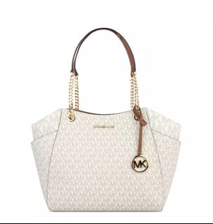 (Category: ) located in . Submitted by sellingusedclothesplsclear (Listing ID 1449084509, Image 1). Description: .
