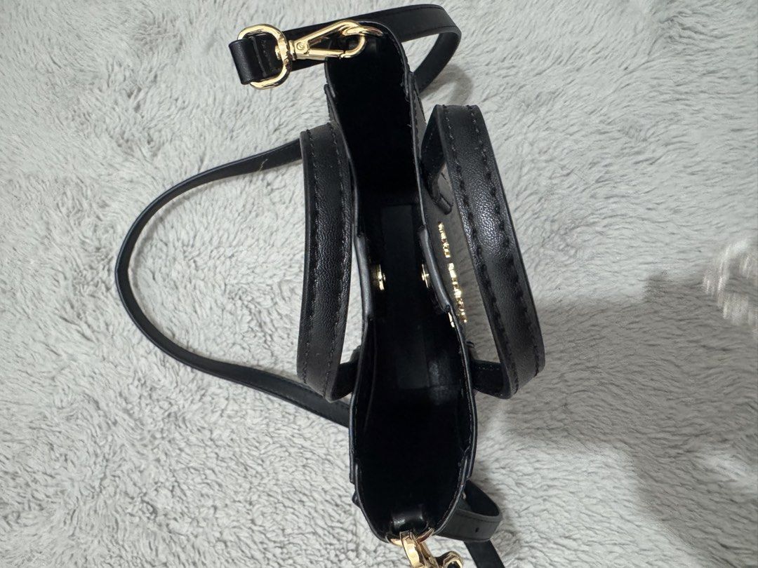 Michael Kors Vincent XS Crossbody (Category: Luxury Bags & Wallets) located in Angeles City. Submitted by preluvs_stuff (Listing ID 1449095688, Image 3). Description: - Authentic Michael Kors in classic black. - Crafted from durable saffiano leather. - Elegant gold-tone hardware details. - Versatile with top handles and a detachable crossbody strap. - Compact 'small' size, ideal for carrying your daily essentials. - Includes original dust bag and