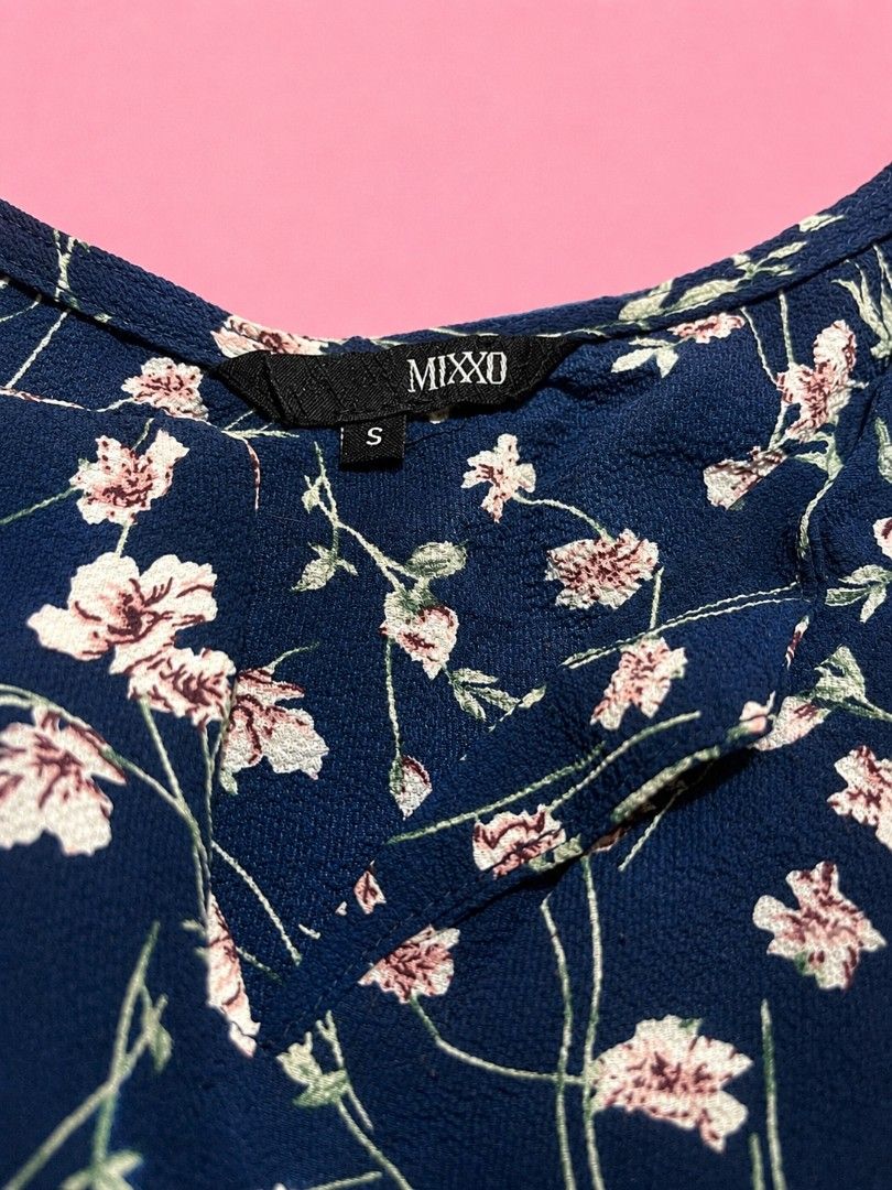 Mixxo Navy Floral Dress (Kategori: Gaun & Rok) berada di Bangka. Dikirim oleh svtepp (ID iklan 1448941922, Gambar 3). Deskripsi: used once no defect Ld 88 Panjang 84 Pinggang ada tali bisa d serut.
