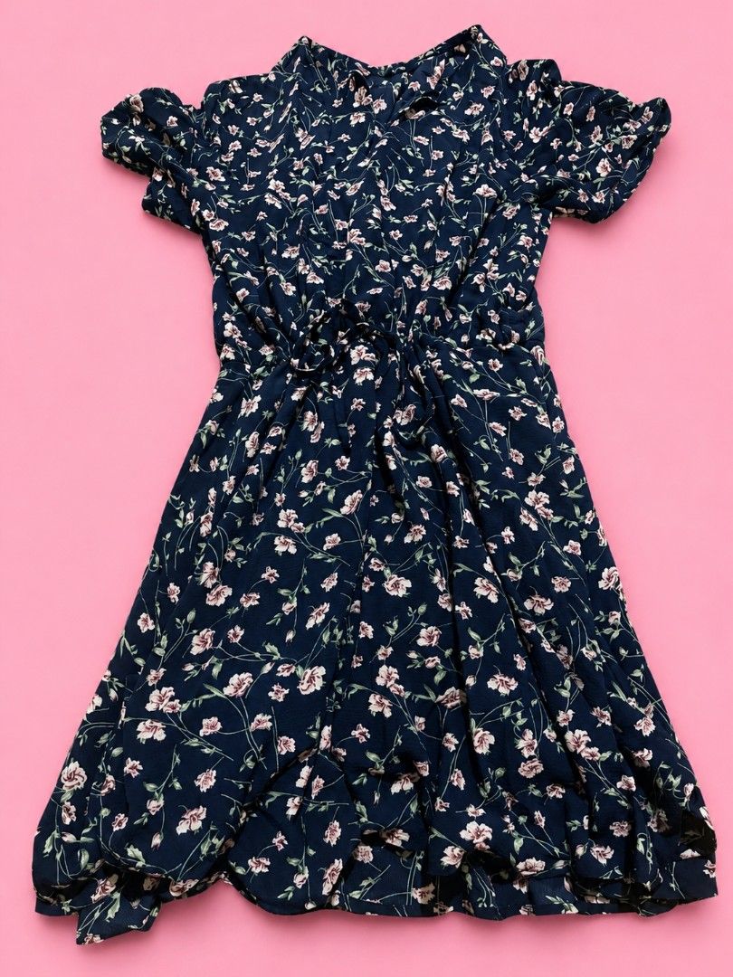 Mixxo Navy Floral Dress (Kategori: Gaun & Rok) berada di Bangka. Dikirim oleh svtepp (ID iklan 1448941922, Gambar 1). Deskripsi: used once no defect Ld 88 Panjang 84 Pinggang ada tali bisa d serut.