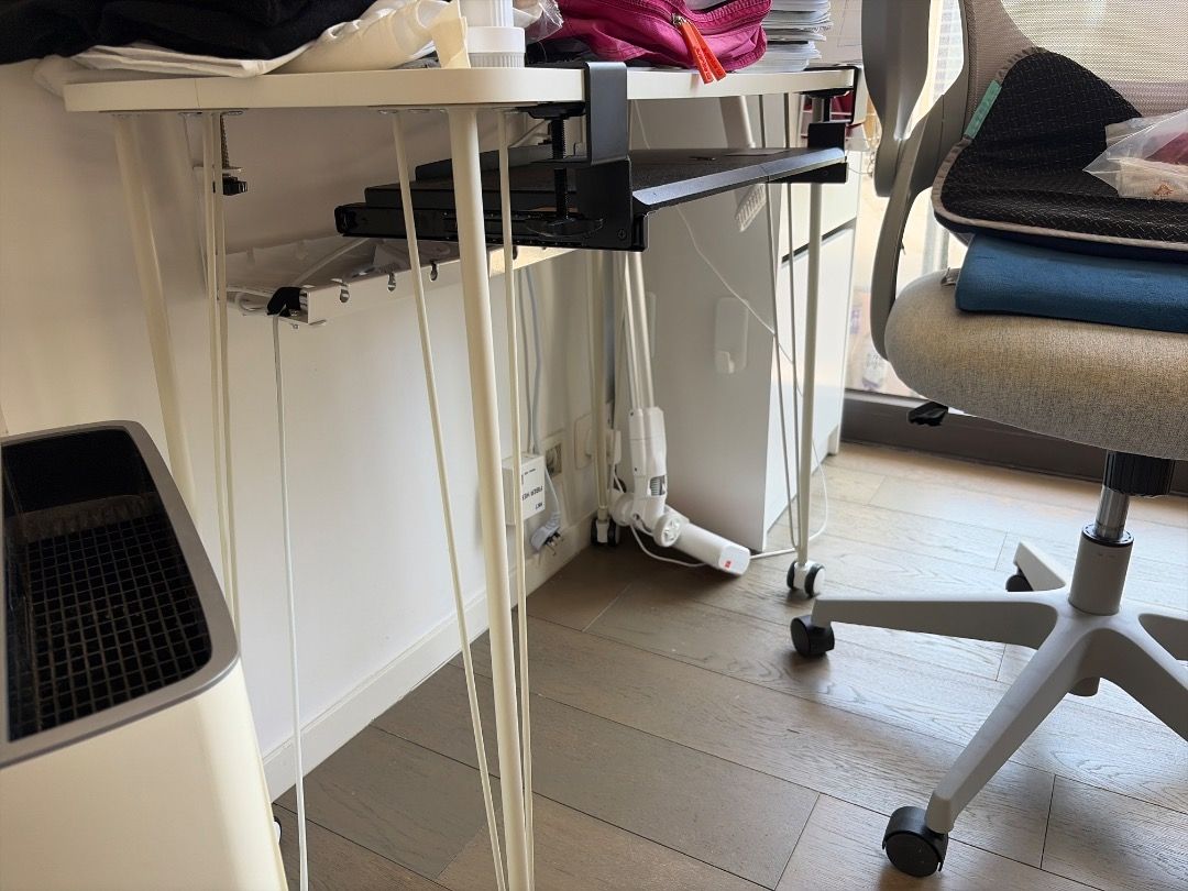 Moveable Computer / Study Desk （分類：桌子）位於 Hong Kong。 由 goldenwolf_e81f2e 提交（商品編號 1448919813，圖片 1）。簡介： Giving away a moveable computer / study desk because of moving.。