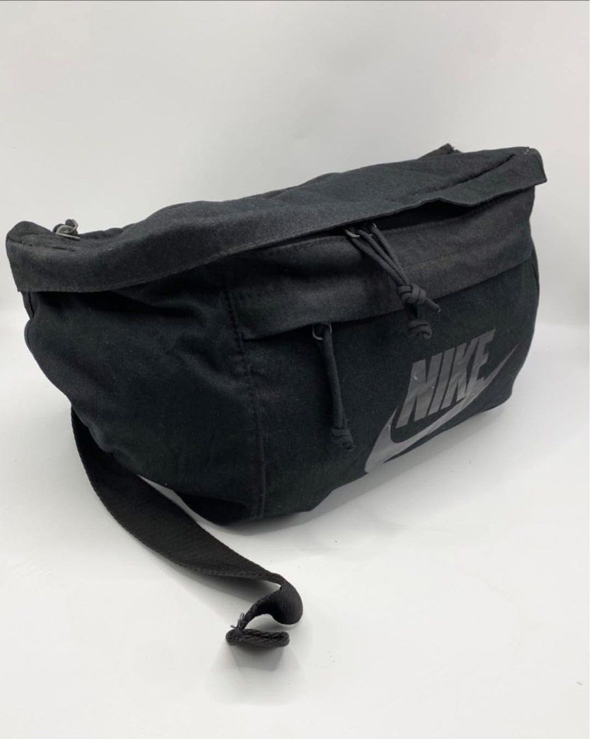 Nike Tech Hip Pack Belt bag BA5751 EOL032021 Legit/authentic (Category: Luxury Bags & Wallets) located in Davao. Submitted by arthury421 (Listing ID 1449089239, Image 3). Description: Nike Tech Hip Pack Belt bag BA5751 EOL032021 Legit/authentic Condition: good Color: 9/10 Issue: used Size approximately: L 11.5 inch X W 8-8.5 inch ₱ 2k only+sf Mop: Gcash Thank you Admin Interested Pm.