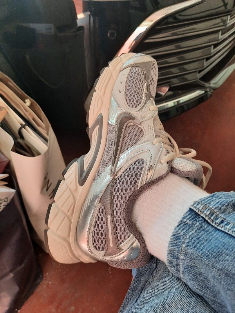 Nike V5 RNR Sneakers for men 💢 (Category: Sneakers) located in Las Pinas. Submitted by lbays_mint (Listing ID 1409114122, Image 2). Description: - Nike V5 RNR sneakers - Color: Grey and Silver - Mesh upper with metallic overlay - Cushioned sole - Black and white sole with Nike logo - Lace-up closure - Padded collar - Includes original box and tags 🎈used few times.