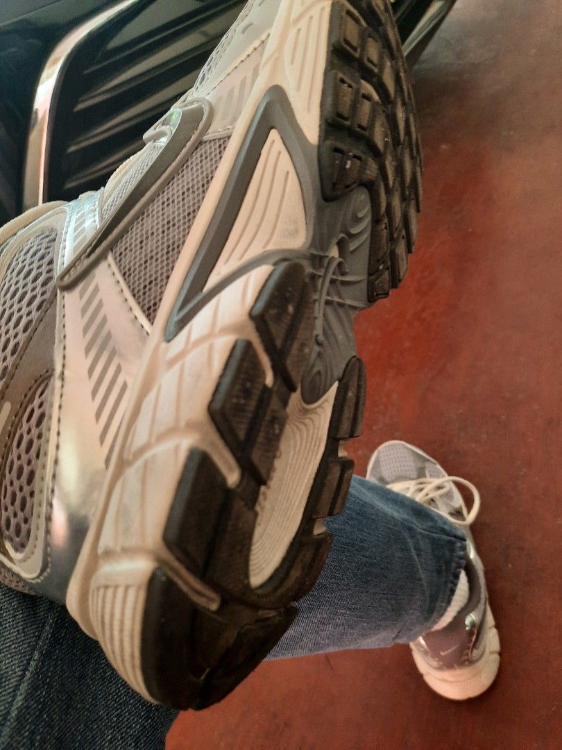 Nike V5 RNR Sneakers for men 💢 (Category: Sneakers) located in Las Pinas. Submitted by lbays_mint (Listing ID 1409114122, Image 3). Description: - Nike V5 RNR sneakers - Color: Grey and Silver - Mesh upper with metallic overlay - Cushioned sole - Black and white sole with Nike logo - Lace-up closure - Padded collar - Includes original box and tags 🎈used few times.