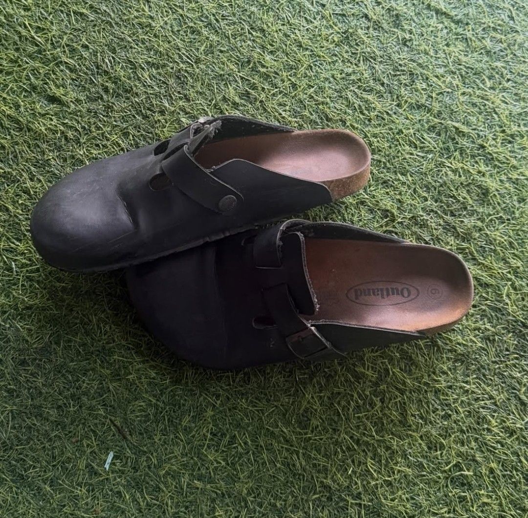 Outland Black Leather Clogs (Category: Slippers & Slides) located in Manila. Submitted by wzesemanaa (Listing ID 1449082012, Image 1). Description: .