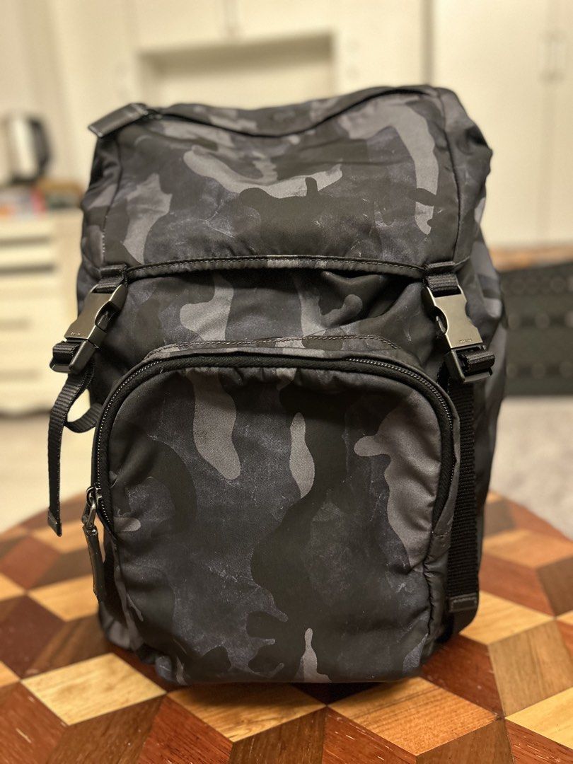 Prada 迷彩背包 背囊 backpack （分類：手袋及銀包）位於 Hong Kong。 由 chan826hk 提交（商品編號 1449037748，圖片 1）。簡介： Prada 迷彩背包 背囊 backpack size 50cm x 35cm x 20cm。