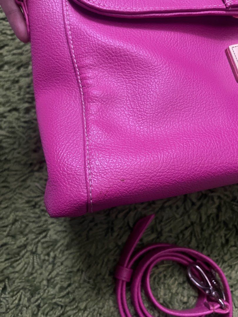 Preloved Elle (Kategori: Tas & Dompet Wanita) berada di Bandung. Dikirim oleh mypreloved1819 (ID iklan 1449047649, Gambar 3). Deskripsi: Preloved tas Elle pink fushia Sz 30 x 17 x 12cm Jejak pakai di hw kancing, kulit msh bagus ada setitik noda di bagian dpn, tag dalam kulit ada kikis, selebihnya masih oke banget klo dipake.