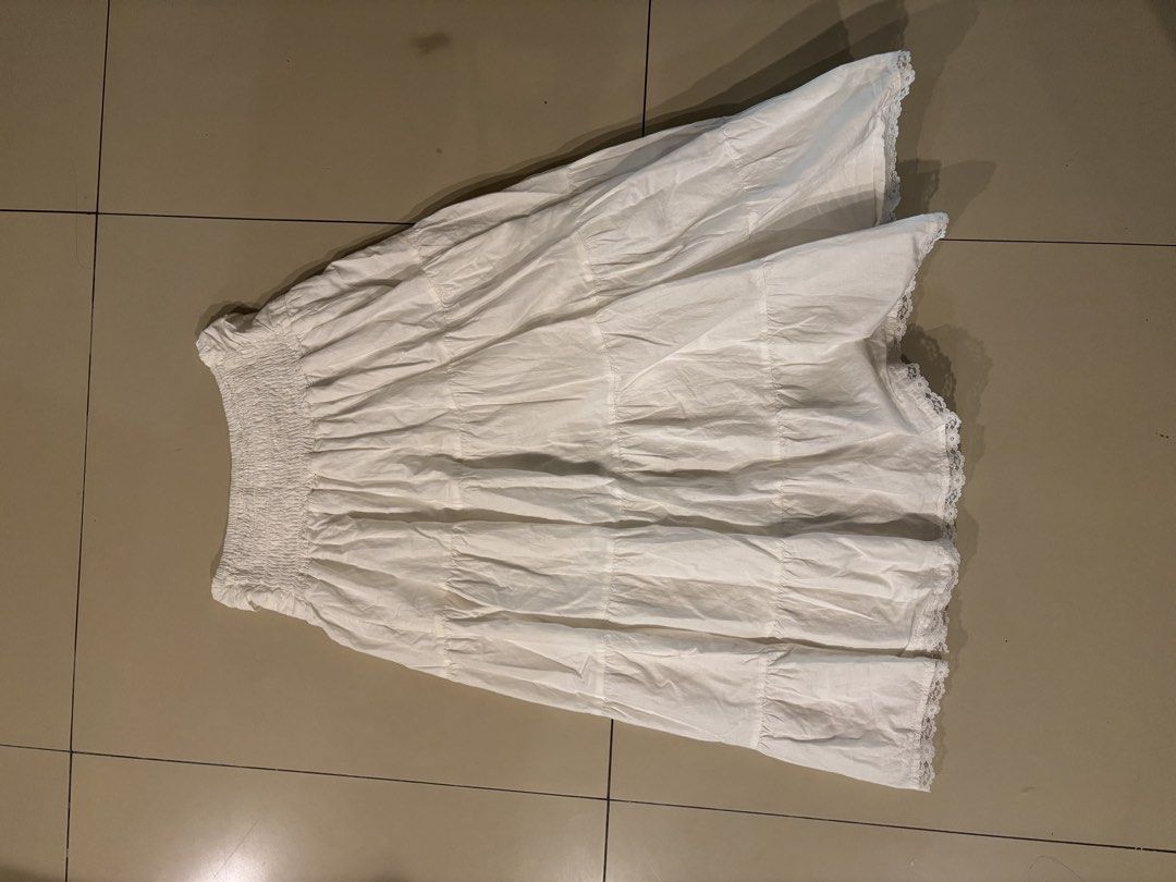 Preloved White Maxi Skirt (Kategori: Gaun & Rok) berada di Jakarta Barat. Dikirim oleh prelovedbytychael (ID iklan 1448902332, Gambar 3). Deskripsi: Ukuran listing S tapi ada karet belakang melar sampai L 60cm-85cm kurang lebih ya.