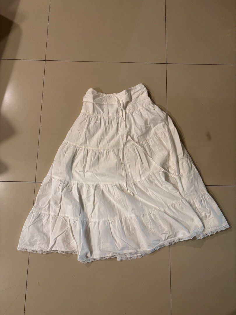 Preloved White Maxi Skirt (Kategori: Gaun & Rok) berada di Jakarta Barat. Dikirim oleh prelovedbytychael (ID iklan 1448902332, Gambar 1). Deskripsi: Ukuran listing S tapi ada karet belakang melar sampai L 60cm-85cm kurang lebih ya.