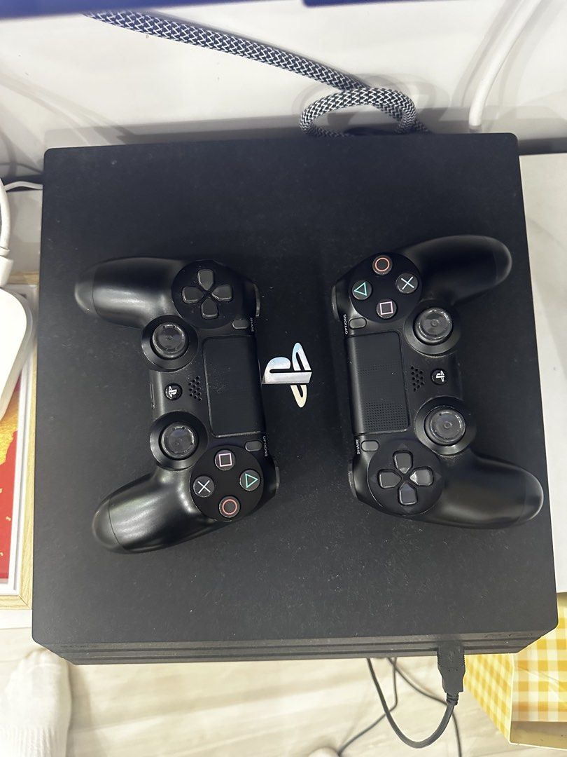 PS4 Pro 主機連兩個手掣 （分類：手掣）位於 Hong Kong。 由 2721wing 提交（商品編號 1449046173，圖片 1）。簡介： 放售一部PS4 Pro 1TB主機，連兩個黑色DualShock 4手掣。主機運作正常，手掣都係，玩雙人遊戲一流。有線材，即買即玩。部機有（Red dead 2，海賊無雙四，F124，終極風暴四，2K25，truck diver, 雙人成行，GTA5光碟（另外買要+80） 遊戲都不便宜，$1100。