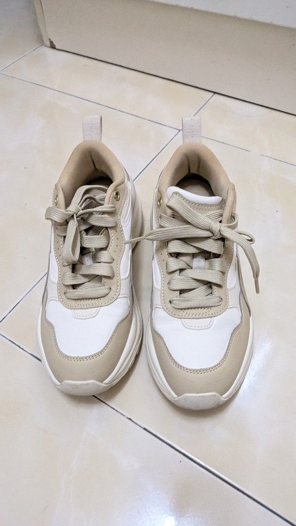 Puma Cilia Sneakers (Category: Sneakers) located in Ampang. Submitted by pinkrose89 (Listing ID 1449033001, Image 2). Description: - Soft foam - Color is beige and white - Size 37 - Minor dirt on soles - No box - Negotiable.