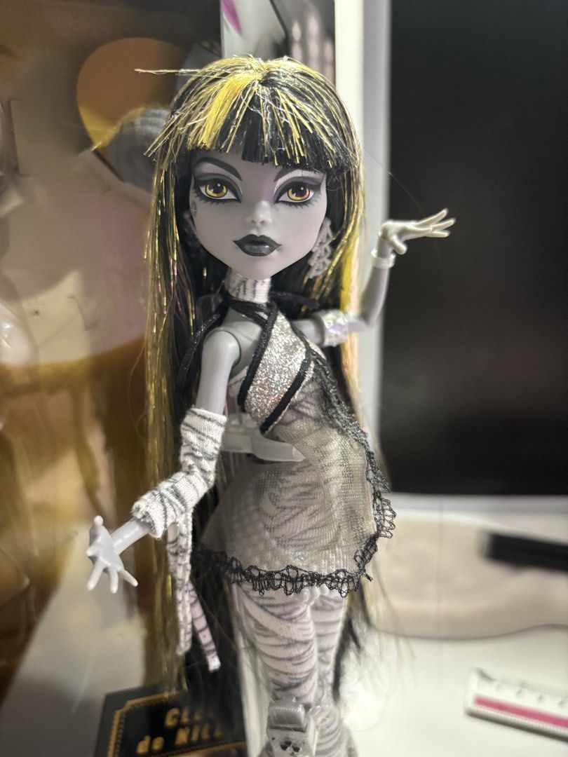 Reel Drama Cleo de Nile (Category: Figurines & Statues) located in Cabuyao City. Submitted by yenv1 (Listing ID 1449038527, Image 3). Description: Reel Drama Cleo de Nile - Complete inclusions - No issues sa doll (single rip sa box, please check the pic) - Accessories never taken out of the box. - Free monster high keychain (any character/can request) Layaways OPEN! 📍: Cabuyao Laguna.