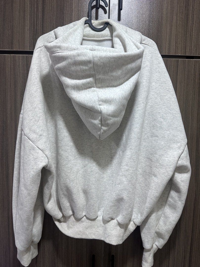 RICHBOYZ BOX HOODIE XL - MARBLE (Category: Coats, Jackets and Outerwear) located in Las Pinas. Submitted by tkrqt (Listing ID 1448981548, Image 2). Description: Richboyz Box Hoodie - Marble Size XL used 5x only issue: minor stains (see photos) barely noticeable selling for 2,200 still nego if sure buyer rfs: not using anymore and need funds loc: las piñas can do sdd via lalamove (buyer's expense).