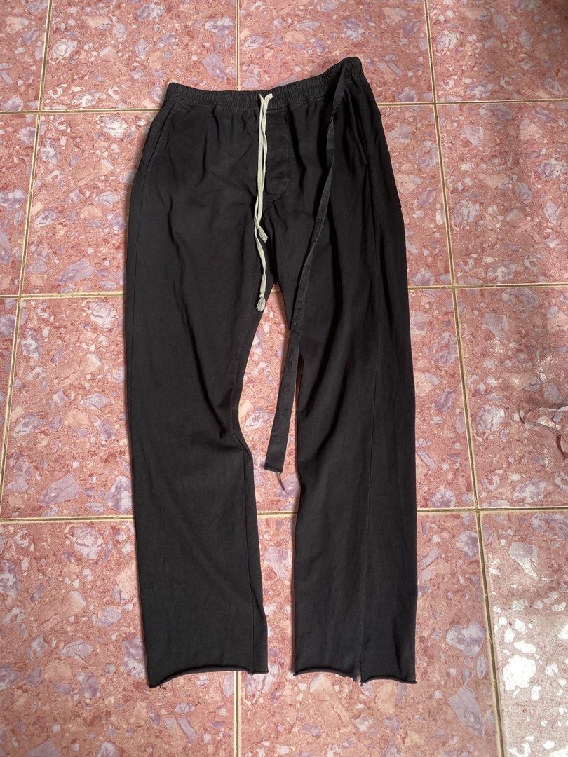 Rick owens drkshdw sweat pants (Category: Trousers) located in Laguindingan. Submitted by purto_nato42 (Listing ID 1448956155, Image 1). Description: Thrifted item.