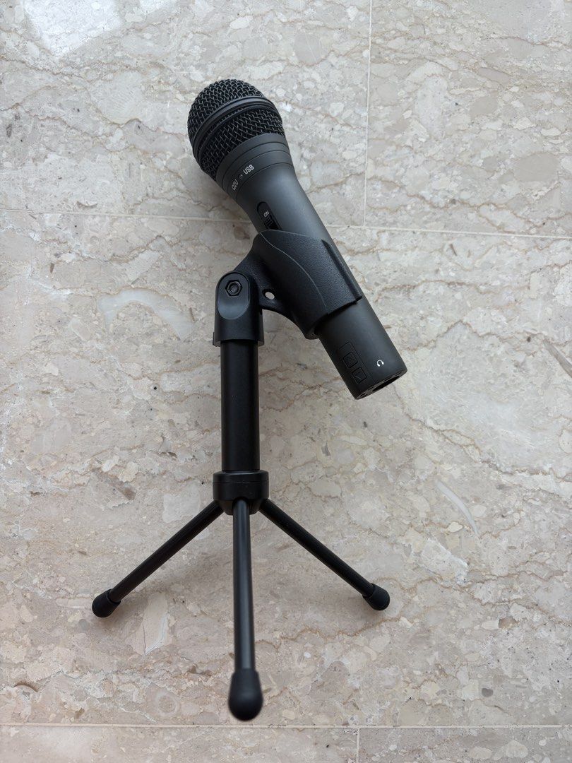 Samson Q2U microphone and cables