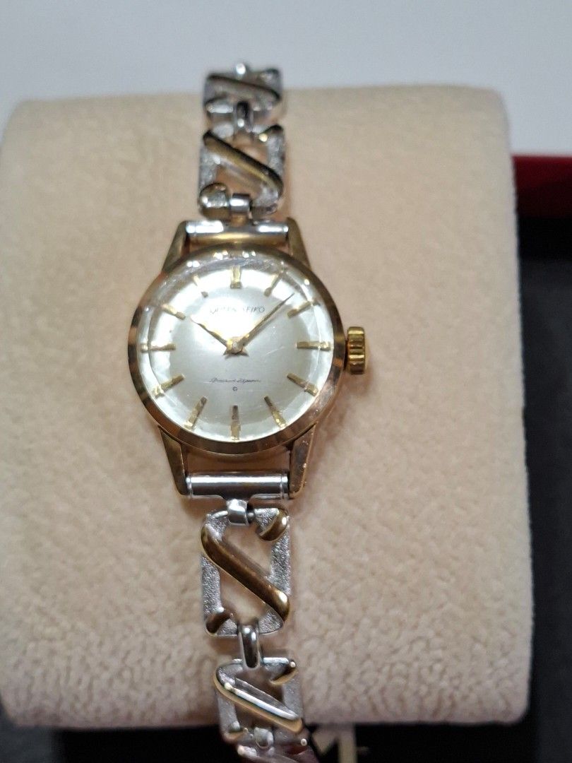 由 dindon5151518 (刊登 ID 1448951031，圖片 2) 提交，位於 台北市 (Taipei) 的 SEIKO QUEEN 機械錶 (類別：手錶)，說明：SEIKO 精工手上鍊機械錶 走時正常 SEIKO QUEEN 為精工高級錶款。機器及外殼都優於一般手錶。。