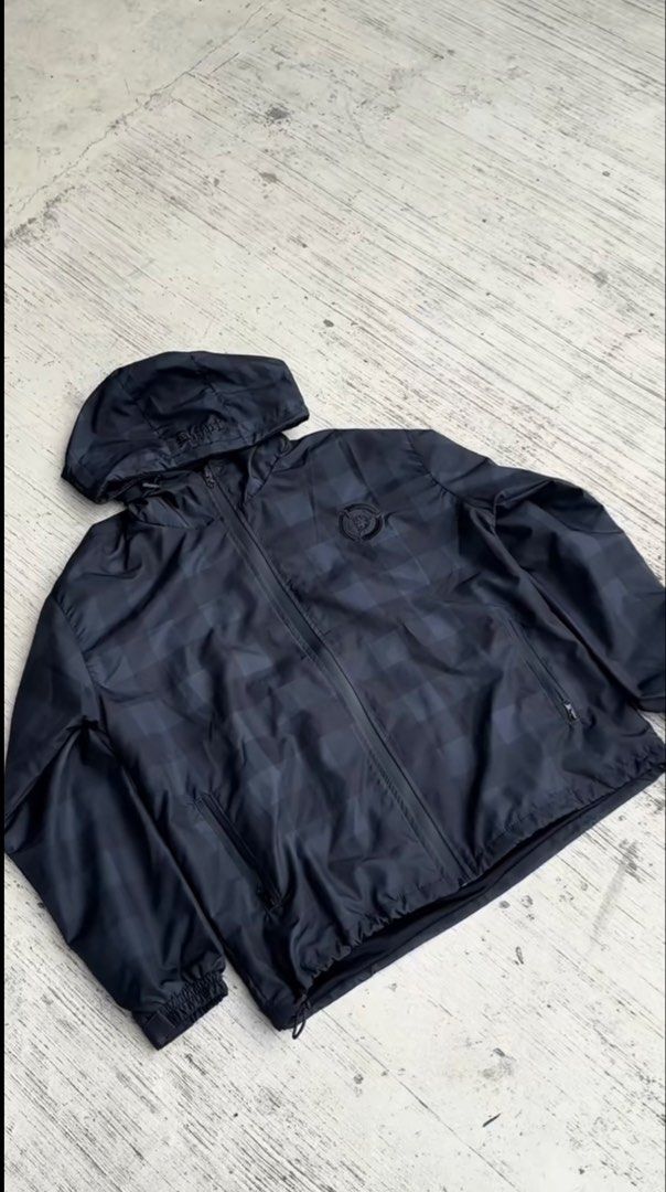 Shell jacket (Category: Activewear) located in Johor Bahru. Submitted by mthriff7 (Listing ID 1448979184, Image 2). Description: locl brnd malaysia bermint pm siap dust bag sticker.