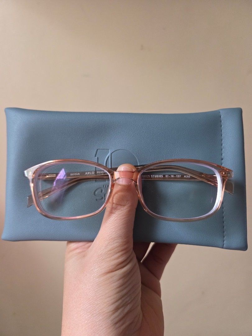 Sunnies studios arlo (Category: Sunglasses & Eyewear) located in Naguilian. Submitted by impulsive.buyer02 (Listing ID 1448926407, Image 1). Description: Replaceable lens Peach Lightweight With microfiber cloth and pouch.