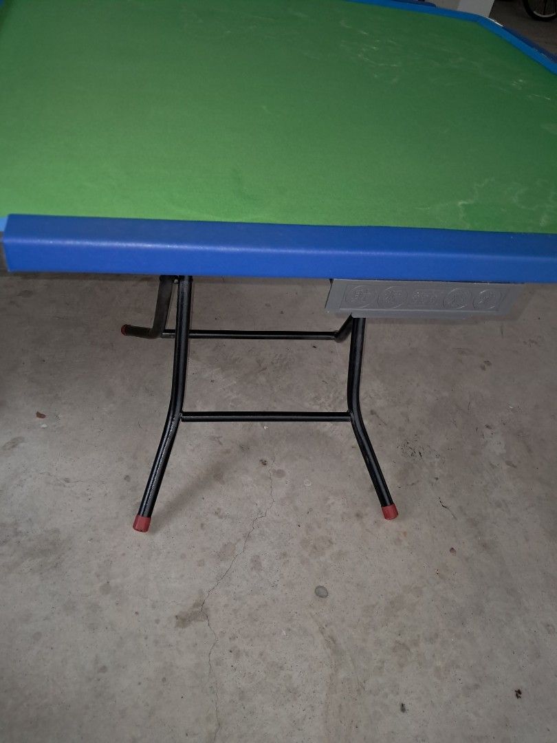 Table (Category: Tables & Sets) located in Singapore. Submitted by janny987 (Listing ID 1448938765, Image 3). Description: one small drawer give way.