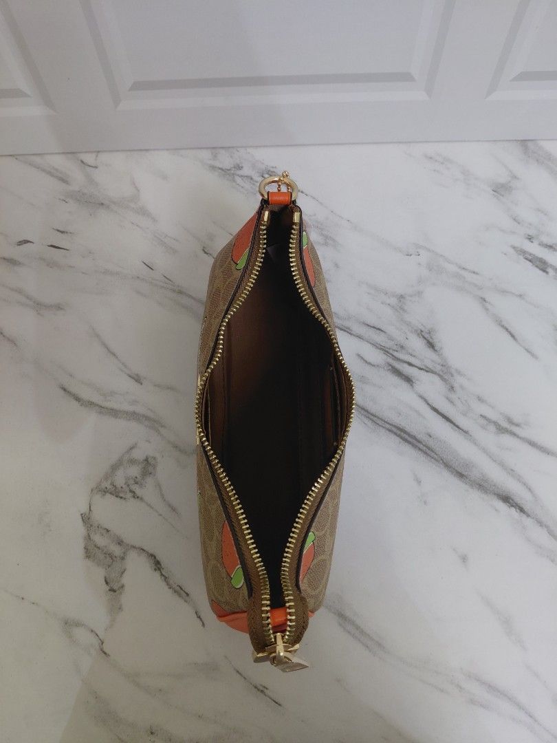 Tas Coach Terry Orange Original (Kategori: Tas & Dompet) berada di Jakarta Pusat. Dikirim oleh berkatcantik888 (ID iklan 1449019637, Gambar 3). Deskripsi: Saya menjual barang2 koleksi pribadi milik saya sendiri. Namun sekalipun sudah pernah dipakai (hanya 1 atau 2kali pemakaian) kondisi barang2 dalam keadaan yang sangat baik , terawat dan bahkan ada beberapa yang akan terlihat seperti baru dan tanpa jejak pemakaian. Pada beberapa barang bahkan be