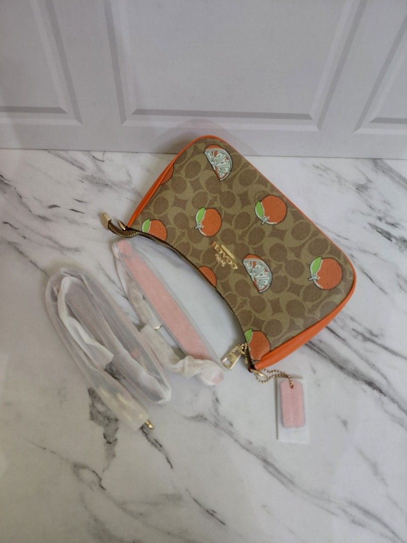 Tas Coach Terry Orange Original (Kategori: Tas & Dompet) berada di Jakarta Pusat. Dikirim oleh berkatcantik888 (ID iklan 1449019637, Gambar 1). Deskripsi: Saya menjual barang2 koleksi pribadi milik saya sendiri. Namun sekalipun sudah pernah dipakai (hanya 1 atau 2kali pemakaian) kondisi barang2 dalam keadaan yang sangat baik , terawat dan bahkan ada beberapa yang akan terlihat seperti baru dan tanpa jejak pemakaian. Pada beberapa barang bahkan be