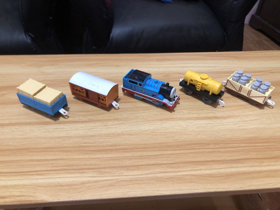 thomas the train (Category: Vehicle & Diecast Models) located in Aliaga. Submitted by imang_13 (Listing ID 1448946570, Image 3). Description: almost new (complete set) gumagana .