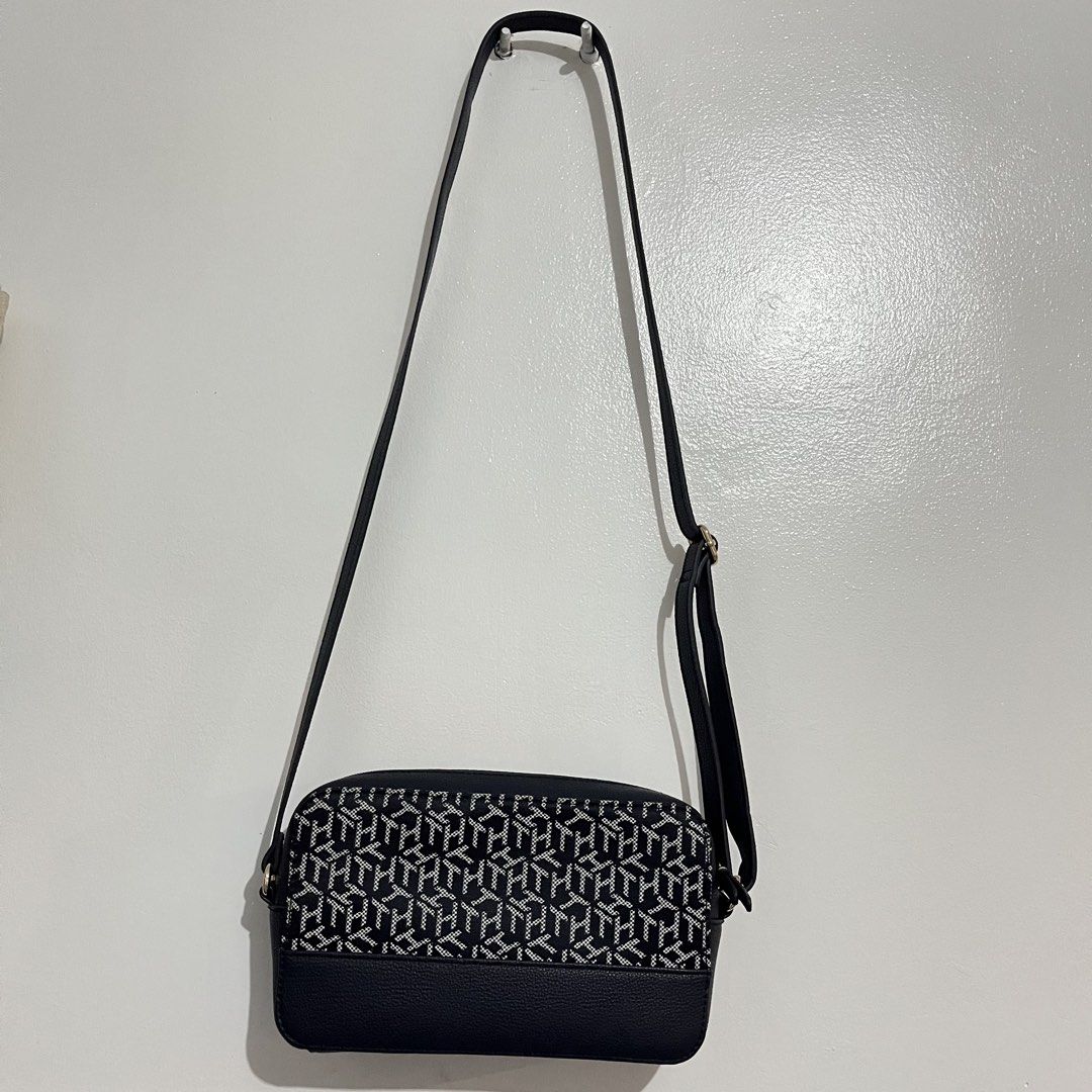 tommy hilfiger sling crossbody bag (Category: Cross-body Bags) located in Cabanatuan. Submitted by halladays (Listing ID 1449023902, Image 2). Description: — bought in the US — used only a few times — price is negotiable.