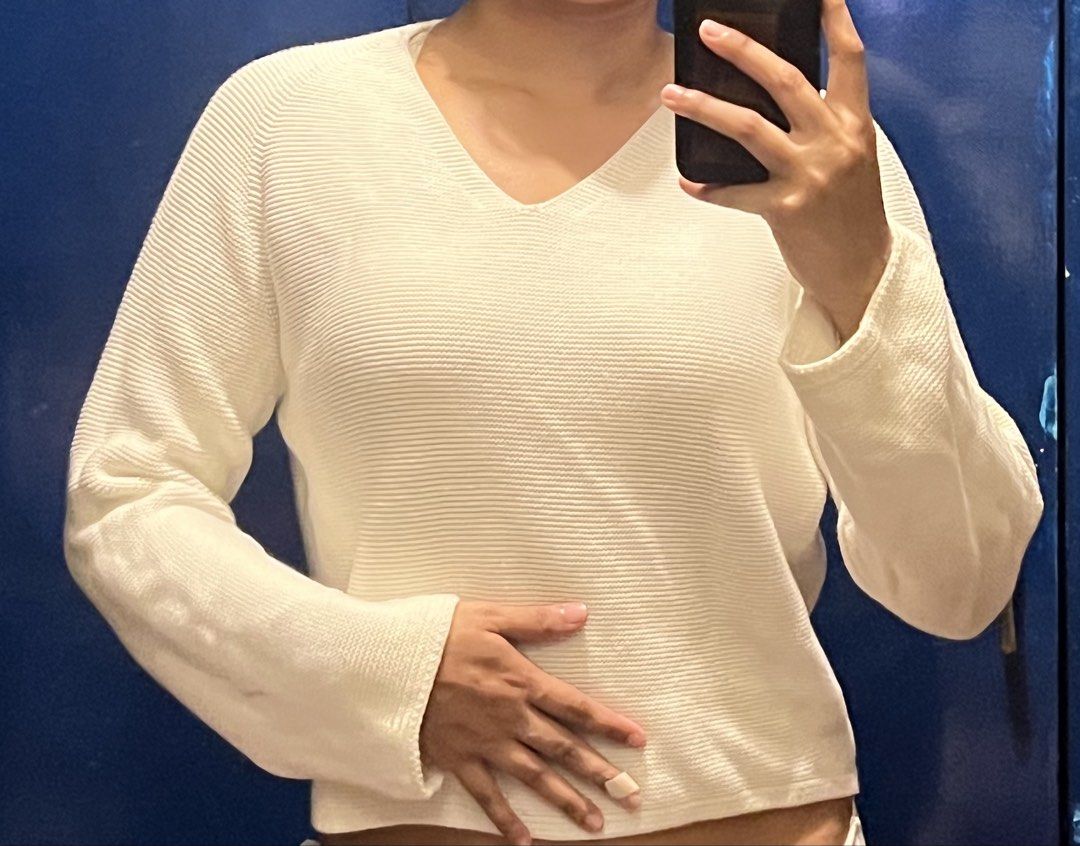 Uniqlo 3D Knit V-Neck Sweater (Category: Longsleeves) located in Marikina City. Submitted by danienbi (Listing ID 1449070143, Image 2). Description: - Cream V-neck sweater - Unique 3D knit construction - Relaxed fit for comfort - Ideal for layering or wearing on its own - Versatile and comfortable wardrobe staple.