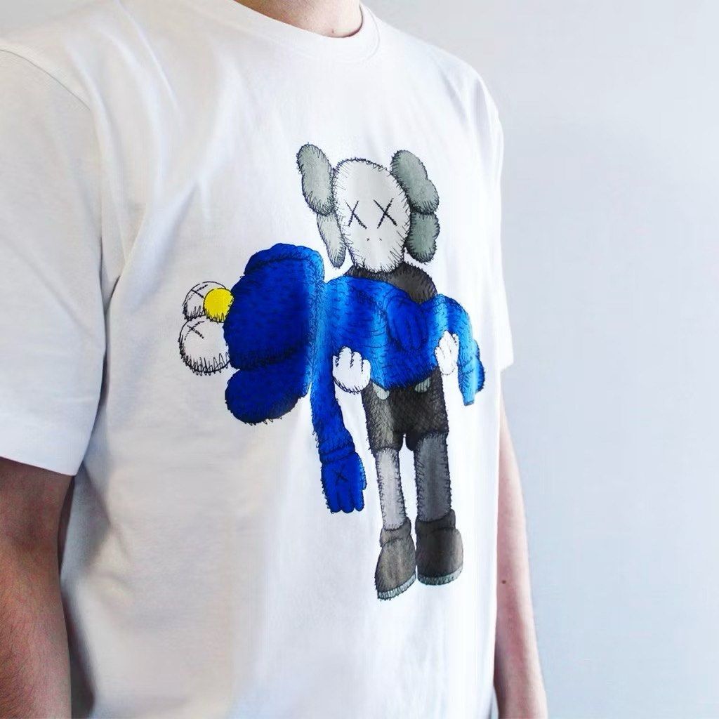 由 isola_bella (刊登 ID 1448925891，圖片 2) 提交，位於 台北市 (Taipei) 的 Uniqlo (KAWS) T-Shirt White M (類別：T恤、Polo衫)，說明：。