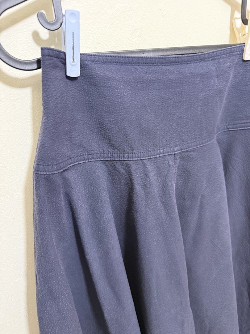 UNIQLO Midi Skirt (Category: Skirts) located in Pasig City. Submitted by cesstoh (Listing ID 1448944922, Image 2). Description: Pre-lived UNIQLO Skirt Navy Blue A-line Midi Skirt Waist: 24inch Length: 30inch .