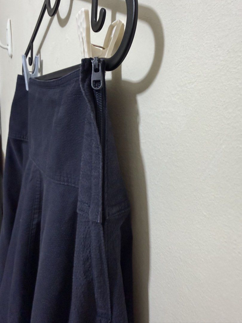UNIQLO Midi Skirt (Category: Skirts) located in Pasig City. Submitted by cesstoh (Listing ID 1448944922, Image 3). Description: Pre-lived UNIQLO Skirt Navy Blue A-line Midi Skirt Waist: 24inch Length: 30inch .