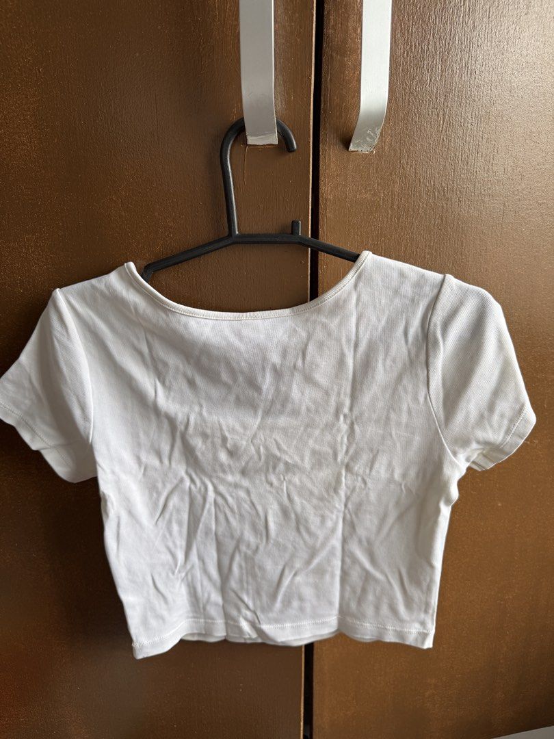 Uniqlo White Crop Top (Category: Shirts) located in Santa Rosa. Submitted by yeahniyah (Listing ID 1449015904, Image 2). Description: - bought this thru carousell a couple months ago - too cropped for me - RFS: declutter.
