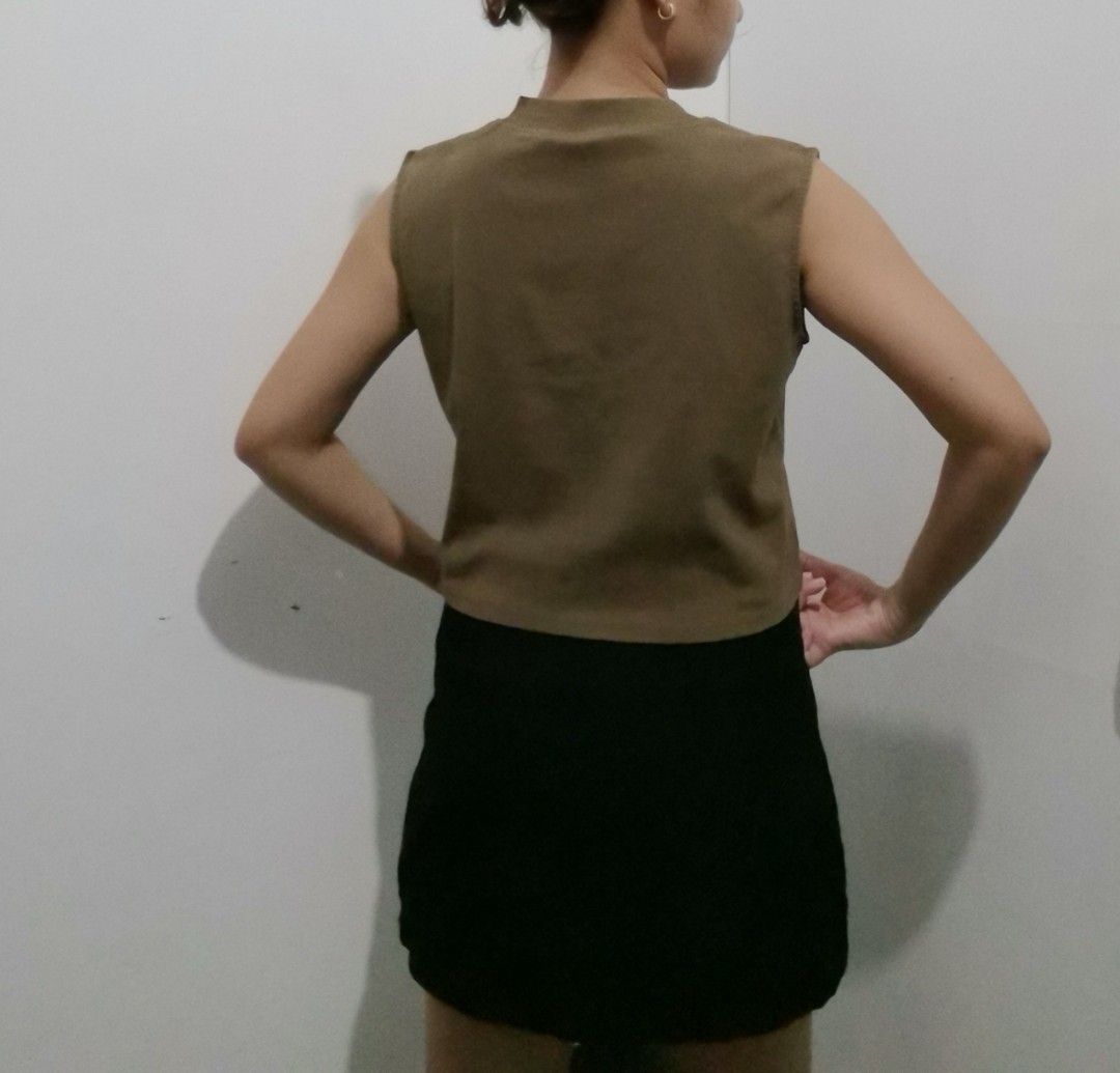 URBAN Sleeveless Mock Neck Top (Category: Sleeveless) located in Manila. Submitted by fiopicks (Listing ID 1448580031, Image 3). Description: - Brand: URBAN - Color: Brown - Style: Sleeveless, Mock Neck - Size: L - Fit: Cropped (approximate) - Occasion: Casual wear - Note: Please check photos for detailed measurements. For reference: Height - 5'2 (158.5cm) Bust- 31in Waist- 28in.