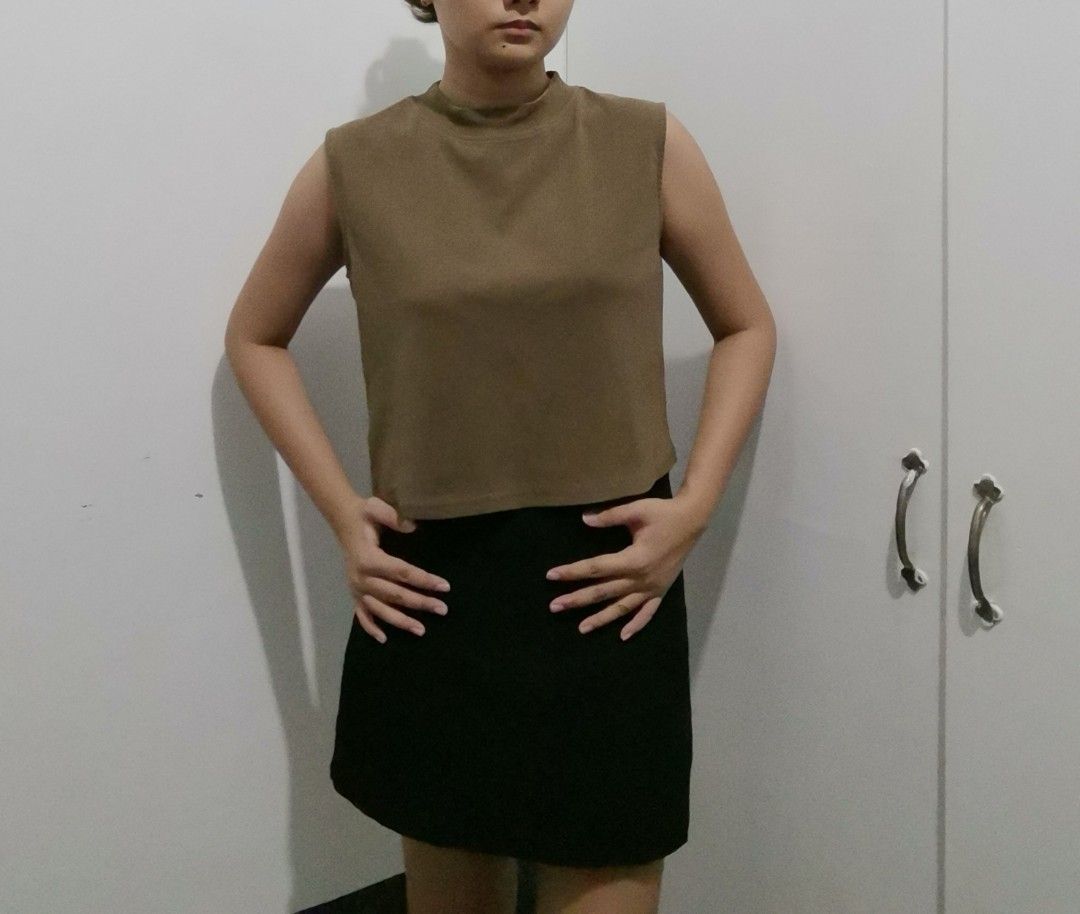 URBAN Sleeveless Mock Neck Top (Category: Sleeveless) located in Manila. Submitted by fiopicks (Listing ID 1448580031, Image 2). Description: - Brand: URBAN - Color: Brown - Style: Sleeveless, Mock Neck - Size: L - Fit: Cropped (approximate) - Occasion: Casual wear - Note: Please check photos for detailed measurements. For reference: Height - 5'2 (158.5cm) Bust- 31in Waist- 28in.