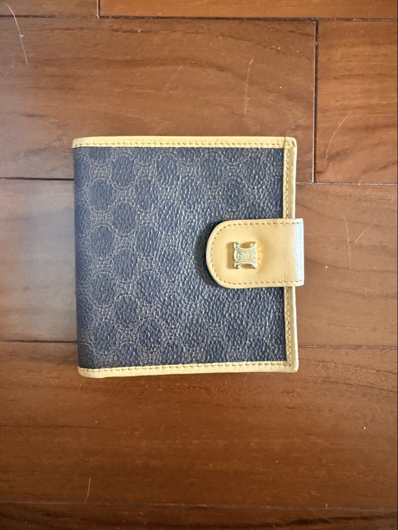 Vintage Celine wallet （分類：手袋及銀包）位於 Hong Kong。 由 chanpey 提交（商品編號 1448922992，圖片 1）。簡介： 。