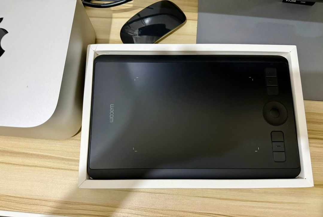 WACOM Intuos Pro BNEW (RUSH) (Category: Other Accessories) located in Santiago. Submitted by luckybird-1a8a10 (Listing ID 1448896661, Image 1). Description: Wacom Intuos Pro PTH460 small (New Model) Complete Set Brand New Never been use.