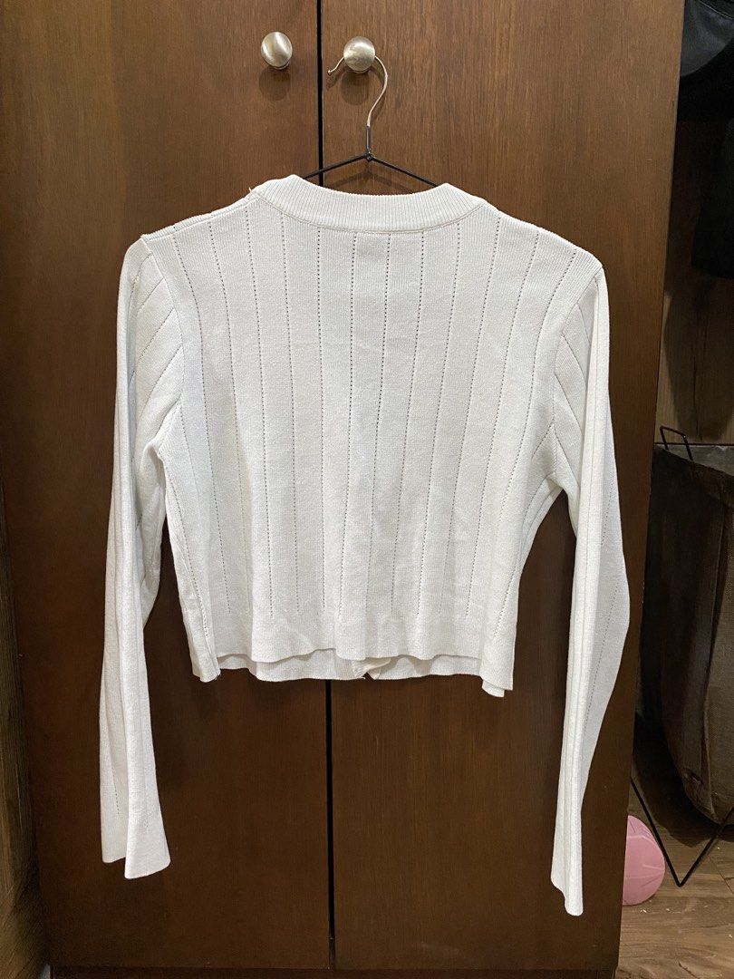 White Cropped Cardigan with Gold Buttons (Category: Coats, Jackets and Outerwear) located in Manila. Submitted by anneeem (Listing ID 1448994901, Image 2). Description: - White cropped cardigan - Long sleeves - V-neckline - Gold button details - Two faux pockets - Subtle textured knit pattern.
