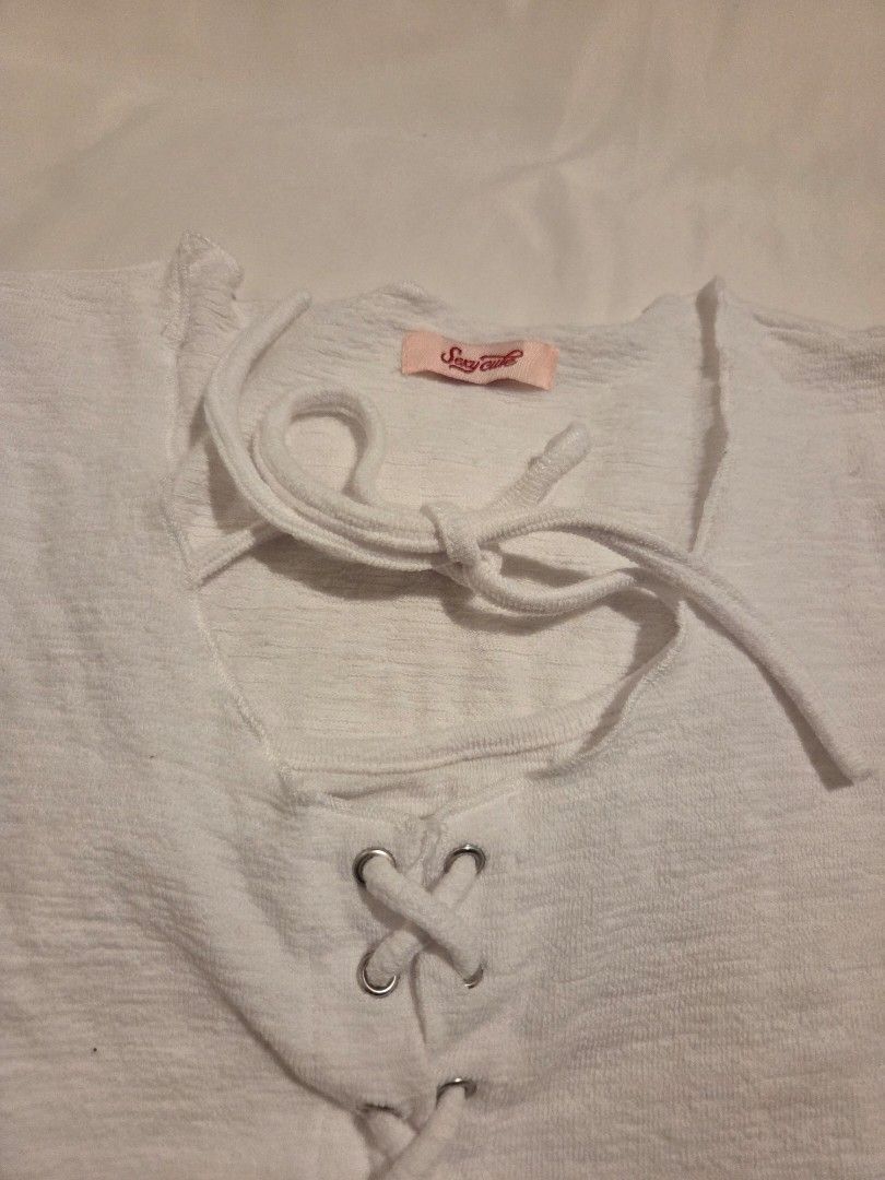 White cute shirt S-M (Category: Shirts) located in Makati City. Submitted by mandy.stuff (Listing ID 1449038213, Image 3). Description: Small to medium Length: 43 cm / 17 in.