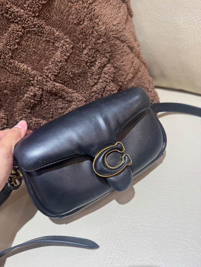 100% authentic Coach Pillow Tabby Shoulder Bag Black (Category: Luxury Bags & Wallets) located in Manila. Submitted by ikanganda (Listing ID 1449312788, Image 2). Description: 100% Authentic Coach Pillow Tabby Bag hindi nagagamit huhu pme!.
