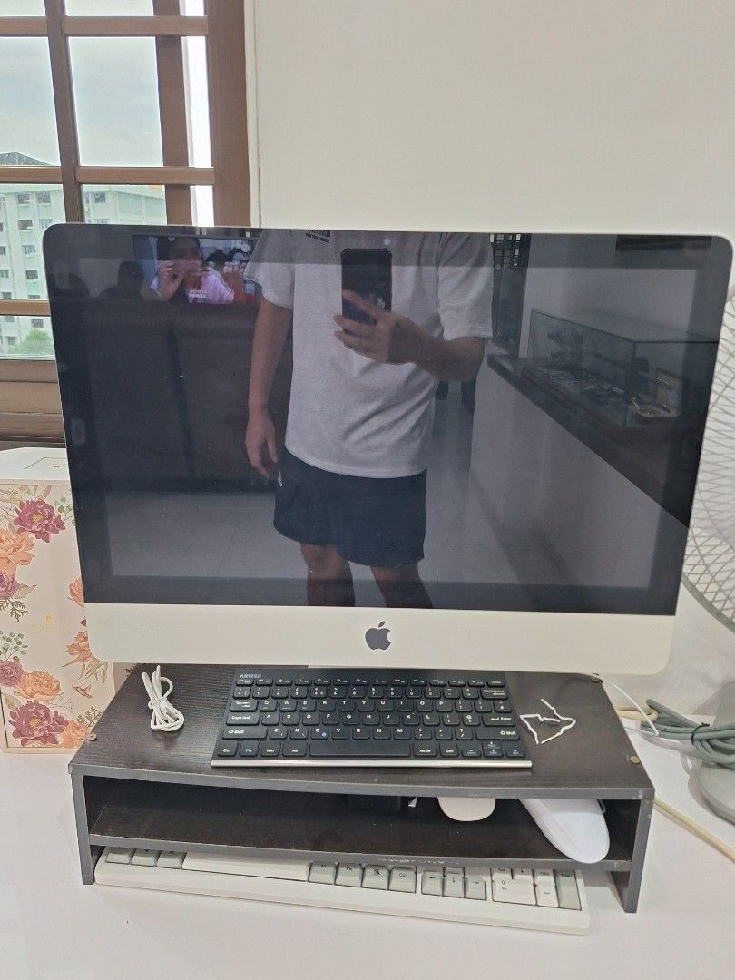 2011 Apple iMac Desktop Computer with Mouse