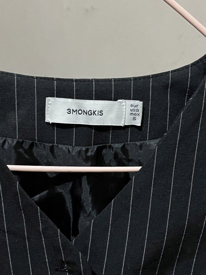 3MONGKIS RILLA VEST BLACK (Kategori: Jumpsuits) berada di Depok. Dikirim oleh pinsspelle_ (ID iklan 1449194381, Gambar 2). Deskripsi: CROPPED STRIPE VEST Size S: Bust 82 cm | Armhole 50 cm | Length 40 cm Size M: Bust 86 cm | Armhole 52 cm | Length 40 cm Material Cotton Wool V-Neck Detail Cropped Length Stripe Detail Height of Model 171 cm kondisi sesuai gambar #3MONGKIS #3MongkisOriginal #Vest3Mongkis #3MongkisVest #VestWanita #VestKnit #OuterWan