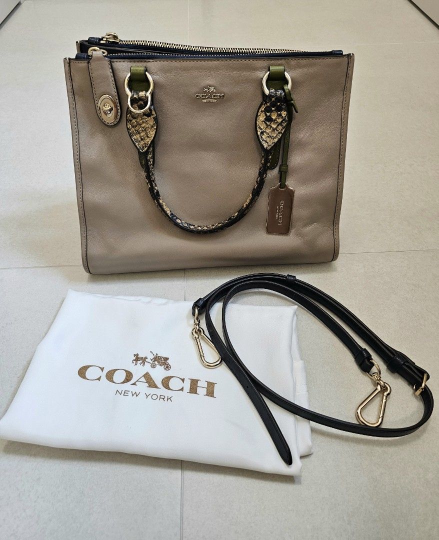 Coach 拼色真皮手提/斜孭袋(內可擺放電腦) （分類：手袋及銀包）位於 Hong Kong。 由 mayd32 提交（商品編號 1449145398，圖片 2）。簡介： - 很少使用的閒置品，保養新淨 - Coach 拼色手袋，啡色配黑色 - 手柄位設有獨特蛇紋裝飾 - 袋面印有經典 Coach 標誌及精緻金屬扣設計，增添亮點 - 附有原裝防麈袋及可拆卸長肩帶，方便斜孭。