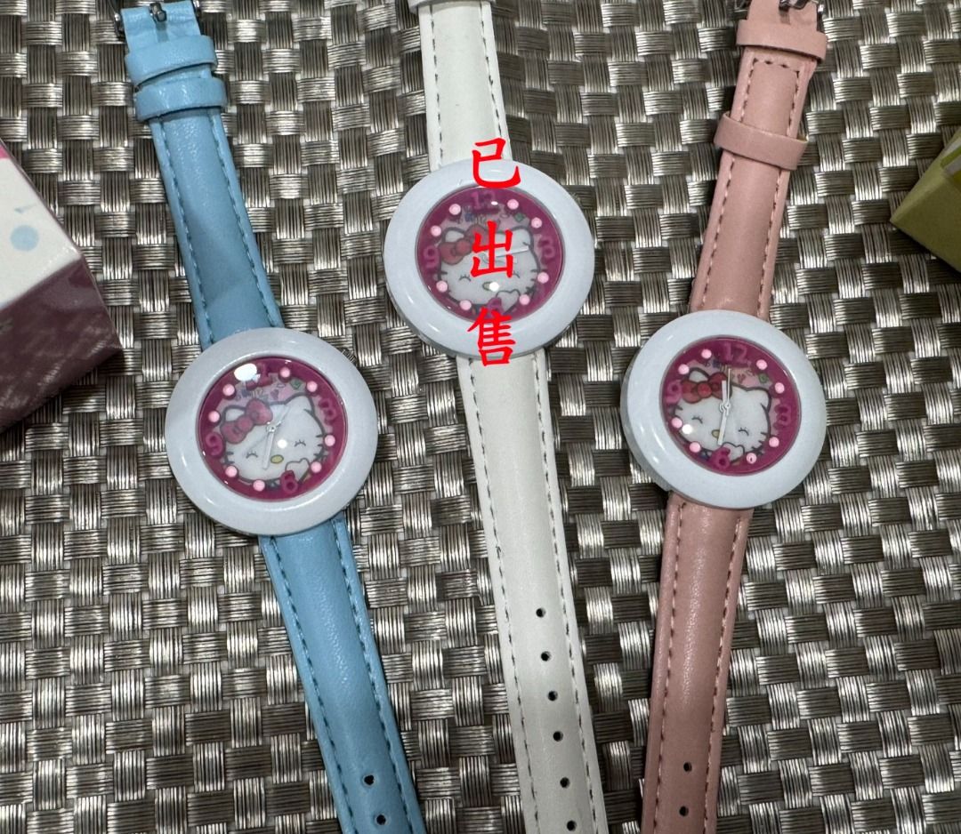由 apple5812 (刊登 ID 1426527020，圖片 2) 提交，位於 新北市 (New Taipei) 的 [出售]全新 Hello Kitty 圓點點手錶-任選一-附小禮盒(隨機)-三重自取、可寄 (類別：手錶)，說明：Hello Kitty 圓點點手錶 萌寵-韓版Hello Kitty 圓點點錶帶手錶 高檔鋁合金錶殼 石英機芯 顯式方式 : 指針式 錶扣款式 : 針扣 錶盤厚度 : 3 mm 錶盤直徑 : 30 mm 手錶鏡面材質 : 普通玻璃錶鏡 錶帶材質 : 人造皮 錶殼材質 : 鋁合金。